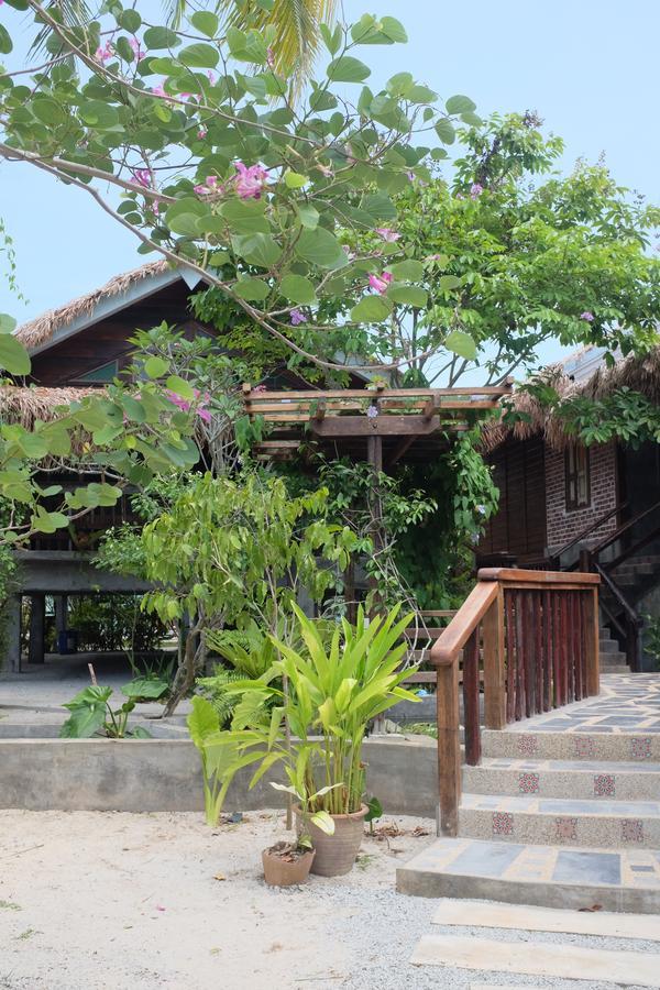 Panji Panji Tropical Wooden Home Pantai Cenang  Exterior photo